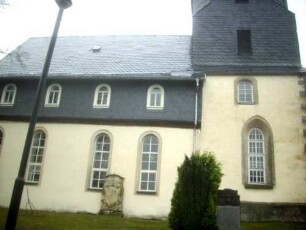 Evangelische Kirche - Kirchturm (gotische Gründung auf romanischem Vorgänger als Chorturm mit Turmchor) und Langhaus von Süden über Traufseite