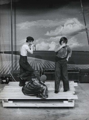 Wasser im Eimer: Thomas Ahrens, Michael Kausch, Christian Veit [als Fluss liegend]