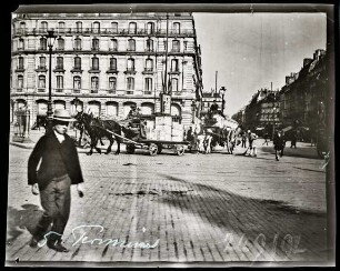 Paris. Cour de Rome mit Pferdefuhrwerken vor dem Grand Hotel Terminus