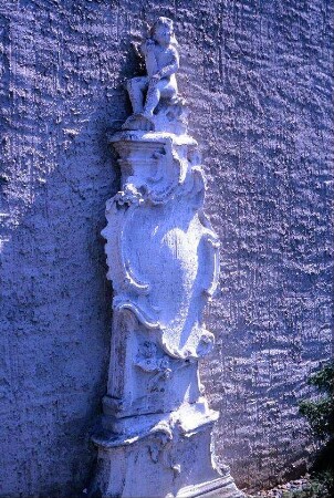 alter Grabstein an der Kirche