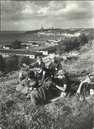 Flensburg. Kinder auf einer Wiese oberhalb des Flüchtlingslagers in Kielseng an der Flensburger Förde