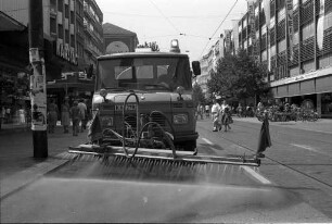 Städtisches Tiefbauamt. Straßenreinigung in der Karlsruher Innenstadt