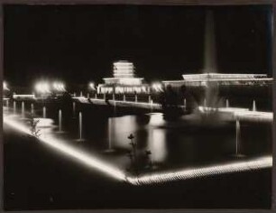 Fotoalbum: Deutsche Gartenbau- und Schlesische Gewerbe-Ausstellung (GUGALI), Liegnitz: Springbrunnen- und Wasseranlage mit Fontäne vor Weinrestaurant und Bergerhallen bei Nacht