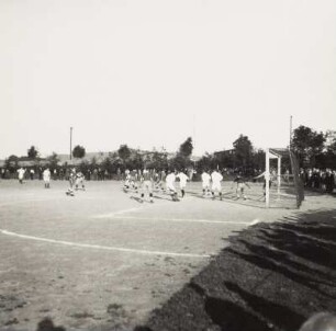 Fußballfeld mit Zuschauern während eines Fußballspiels