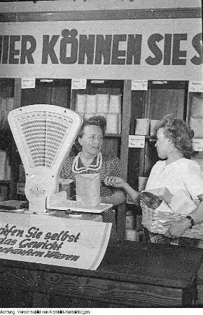 Dresden-Laubegast, Tauernstraße 11. Erste Verkaufsstelle der Konsumgenossenschaft Dresden mit Selbstbedienung und Kampagne gegen die Remilitarisierung, Mai 1951