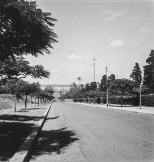 Straßenszene : Blick entlang der Hauptstraße von Maputo zum Strand