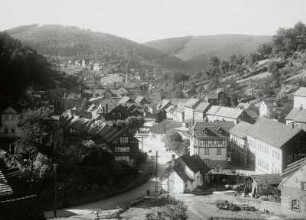 Ruhla, Stadtansicht : Ruhla. Stadtansicht im Erbstromtal. Blick von der Talgabel am Mühlrainstein talab gegen Bermer und Ringberg