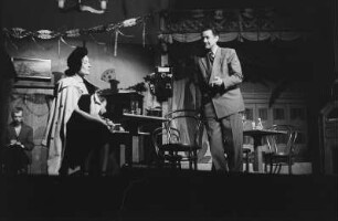 Szenenbilder aus dem Stück "Ein Leben lang" von William Saroyan im Schlossparktheater Berlin-Steglitz