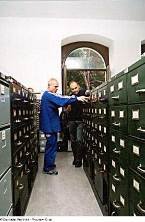 Umzug aus den dezentralen Standorten (Deutsche Fotothek und Stenografische Sammlung) in die Sächsische Landesbibliothek - Staats- und Universitätsbibliothek Dresden, Zentralbibliothek. Transportarbeiter beim Vorbereiten von Magazinschränken im Negativmagazin : Dresden-Neustadt, Bautzner Straße 19. Umzug aus den dezentralen Standorten (Deutsche Fotothek und Stenografische Sammlung) in die Sächsische Landesbibliothek - Staats- und Universitätsbibliothek Dresden, Zentralbibliothek. Transportarbeiter beim Vorbereiten von Magazinschränken im Negativmagazin