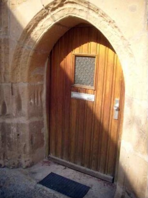 Spitalkapelle-Traufseite Süd - Tür mit ornamentiertem Gewände und Wetzrillen