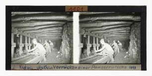 Vorrücken einer Panzerrutsche in niedrigem Streb, Zeche Victoria Mathias, 1949
