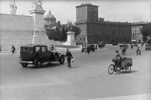 Rom. Piazza Venezia mit Palazzo Venezia. Blick vom Monumento Vittorio Emanuelle II. (Teilansicht)