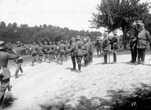 Erster Weltkrieg : Deutsche Soldaten salutieren vor Wilhelm II.