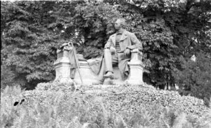 Theodor-Fontane-Denkmal : Theodor-Fontane-Denkmal. Bronze, Granit (1907; M. Wiese). Neuruppin, Fontaneplatz