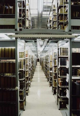 Sächsische Landesbibliothek - Staats- und Universitätsbibliothek Dresden. Zentralbibliothek (ehem. Landesbibliothek). Erdgeschoss (Flachbau). Abteilung Benutzung, Magazin mit aufgeständertem Zwischenboden : Dresden-Neustadt, Marienallee 12. Sächsische Landesbibliothek - Staats- und Universitätsbibliothek Dresden. Zentralbibliothek (ehem. Landesbibliothek). Erdgeschoss (Flachbau). Abteilung Benutzung, Magazin mit aufgeständertem Zwischenboden