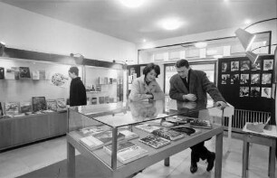 Freiburg: Amerikahaus, Ausstellung " Unsere Bibliothek", im Eingangsbereich