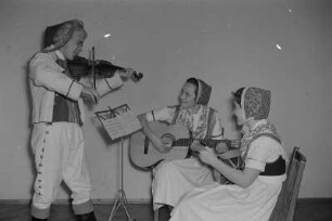 Instrumentalgruppe des Sorbischen Jugendensembles der Sorbischen Oberschule Bautzen : Instrumentalna skupina prěnjeje serbskeje kulturneje brigady Serbskeje wyšeje šule w Budyšinje : Bautzen / Budyšin