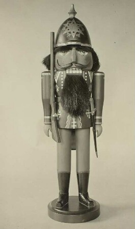 Großer Nussknacker, Soldat mit Pickelhaube : Ausstellungsstücke, Staatliche Spielwarenschulen Seiffen und Grünhainichen. Großer Nussknacker, Soldat mit Pickelhaube