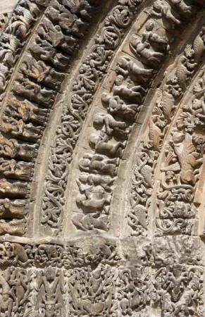 Frankreich. Poitou Charentes. Maritime. Saintes. Abbaye aux Dames. Turm der Abteikirche. Torbogen Portal