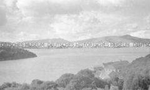 Selbstversenkung des Hochseepassagierdampfers "Columbus" am 19. Dezember 1939, Besatzungsangehörige im Internierungslager auf Angel Island, Kalifornien, Blick über Häuser und Meer auf gegenüberliegende Hügel