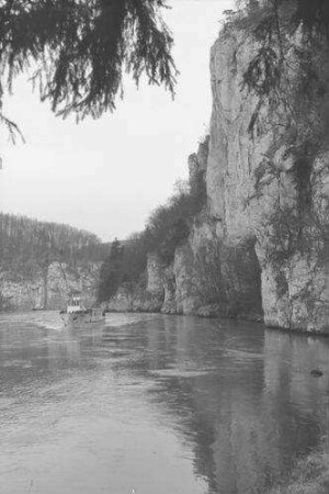 Weltenburg: Donaudurchbruch mit ankommendem Schiff, Vordergrund Äste