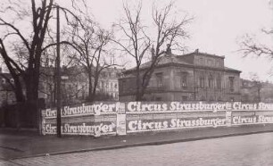 Dresden, Marienstraße 17, Wohnhaus (Öffentl. Arbeitsnachweis) mit Werbeplakaten für "Circus Strassburger", Ansicht von der Wallstraße