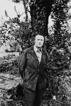 Der Schriftsteller Hanns Cibulka vor Schloß Friedenstein in Gotha