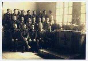 Foto einer Gruppe Kriegsgefangener in der Kapelle des Kriegsgefangenenlager Camp du Larzac (Fotokopie) - Personenkonvolut