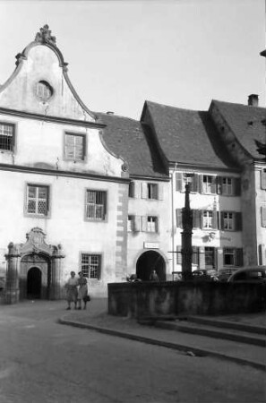 Endingen: Haus mit geschwungenem Giebel und Brunnen