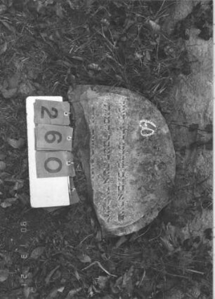 Grabstein 260 (Index: 100009243) Zustand: nur oberstes Stück erhalten Besonderheit: keine Maßangaben: Grabstein 260