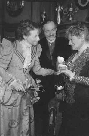 Szenenbilder aus der Komödie "Moral" von Ludwig Thoma an der Volksbühne Berlin