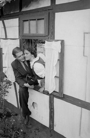 Szenenbilder aus der Komödie "Wenn der Hahn kräht" von August Hinrichs auf der Freilichttribüne Rehberge in Berlin