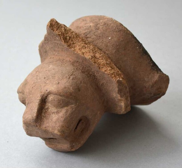 Tête d'animal en argile (fragment)