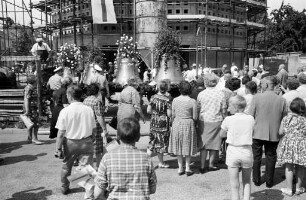 Einholung der vier neuen Glocken für die Lukaskirche.