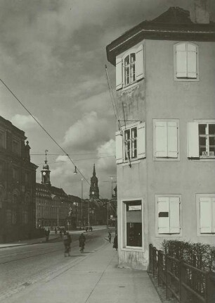 Dresden, Blick von der Augustusbrücke auf den Neustädter Markt mit Blockhaus, Rathaus und Narrenhäusel (rechts)