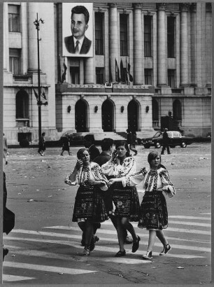 Drei Frauen in Tracht vor dem ZK-Gebäude, Bukarest