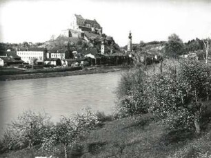 Burghausen. Blick vom österreichischen Ufer über die Salzach gegen die Altstadt und die Burg