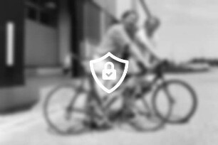 Pacific Cycles Europe GmbH: europäische Vertriebszentrale für Fahrräder aus Taiwan: Rögen: Vorplatz: Söhne des Firmeninhabers [Name maskiert] [Name maskiert] Tappert mit zwei Pacific-Fahrrädern: links Firmengebäude, hinten rechts Autos auf Parkplatz: 26. [Name maskiert]