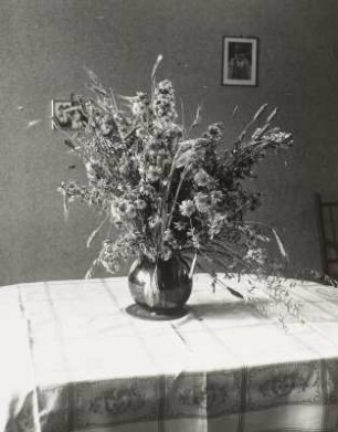 Sommerblumenstrauß in einer Keramikvase auf einem Wohnzimmertisch