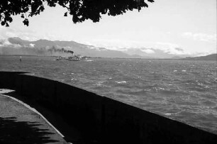 Lindau: Blick auf Schweizer Ufer, Vordergrund Mauer