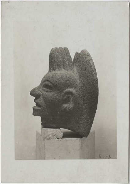 Human head with crest, front view, 21cm high. -Palma- Collection Guillermo de Heredia.