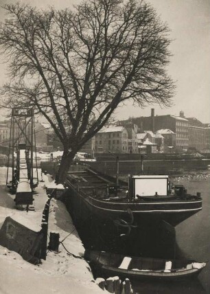 Berlin. Spree. Lastkahn am verschneiten Kai