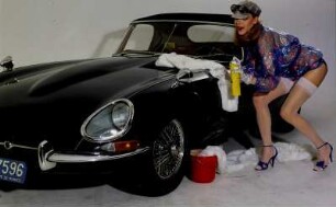 Model mit Auto im Studio