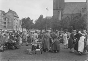 Marktfrauen : Marktfrauen. Im Hintergrund eine Kirche.