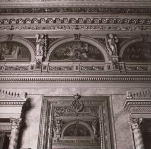 Schloss Albrechtsberg, Inneres, Kronensaal, Wand- und Gesimsgliederung