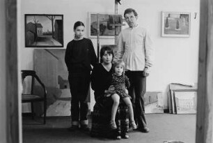 Die Familie des Malers Hans-Otto Schmidt in ihrer Wohnung mit zahlreichen Werken des Künstlers