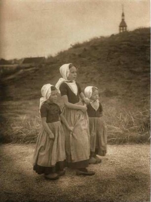 "Kinder aus Seeland (3 Mädchen vor der Düne)"