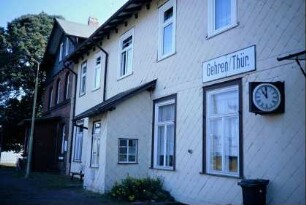 Teilansicht des Bahnhofes mit alter Uhr