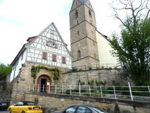 Alexanderkirche - Ansicht von Südwesten mit Kirche über Kirchhofmauer und Torhaus im Detail
