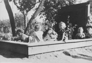 Güstrow. Waisenhaus. Kinder im Sandkasten